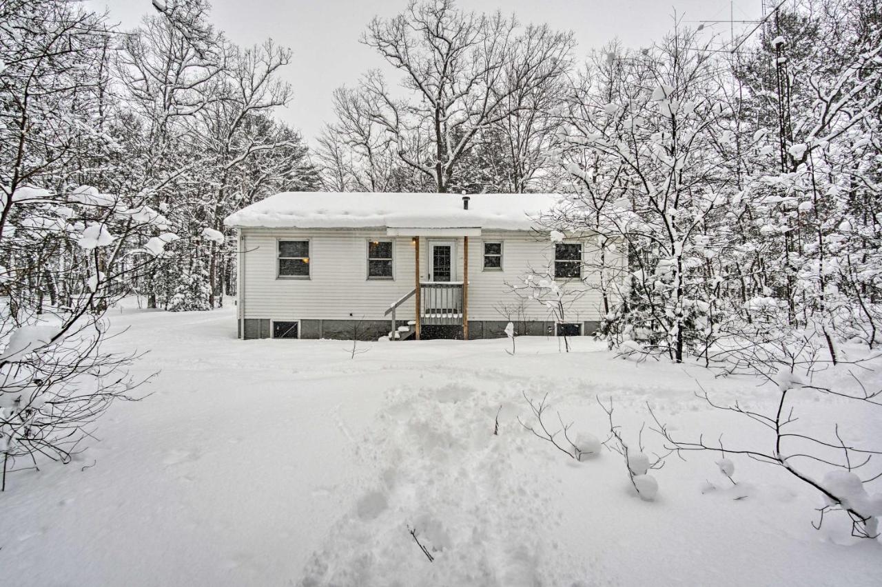 Wooded Twin Lakes Retreat 13 Mi To Lake Michigan! Bagian luar foto