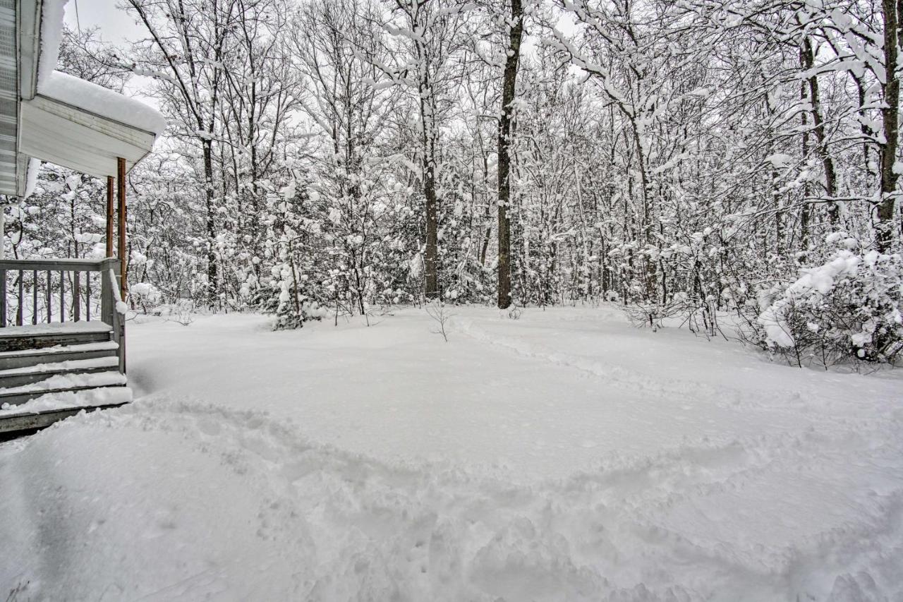 Wooded Twin Lakes Retreat 13 Mi To Lake Michigan! Bagian luar foto