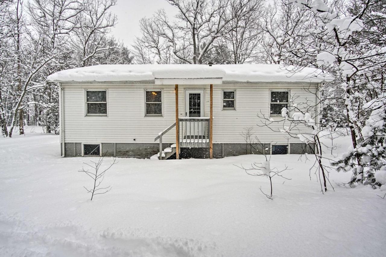 Wooded Twin Lakes Retreat 13 Mi To Lake Michigan! Bagian luar foto