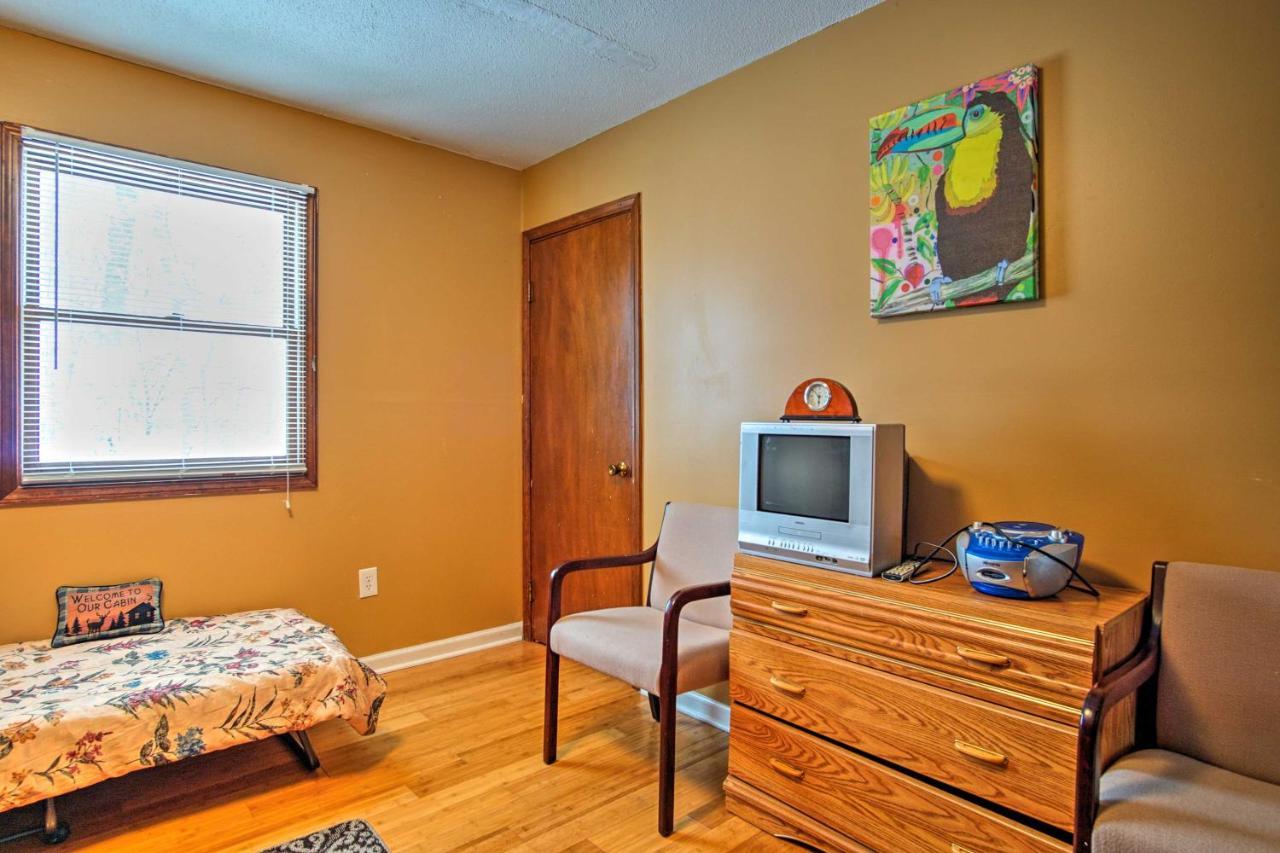Wooded Twin Lakes Retreat 13 Mi To Lake Michigan! Bagian luar foto