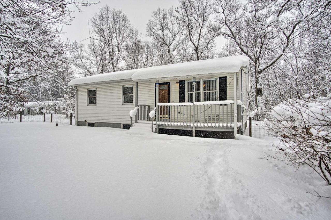 Wooded Twin Lakes Retreat 13 Mi To Lake Michigan! Bagian luar foto