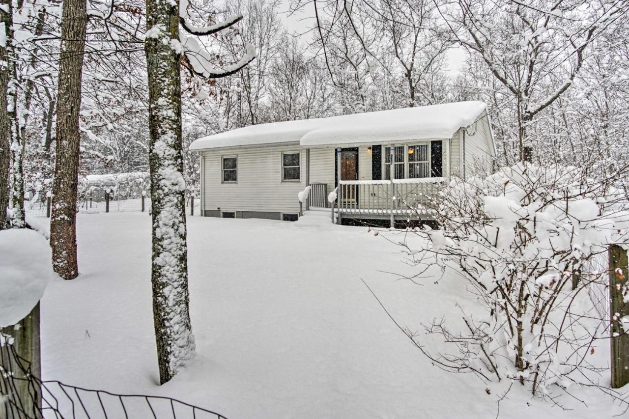 Wooded Twin Lakes Retreat 13 Mi To Lake Michigan! Bagian luar foto